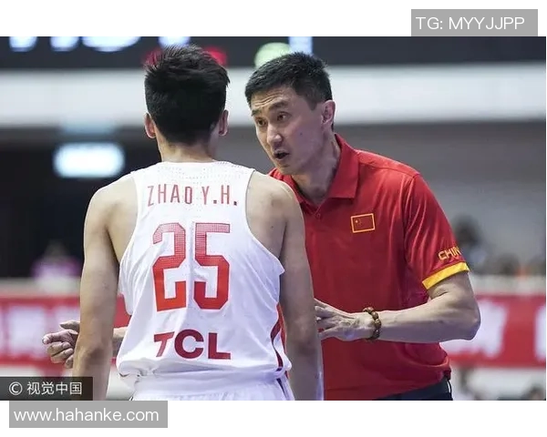 男篮蓝队迎战立陶宛全力争胜展现团队实力与战术配合